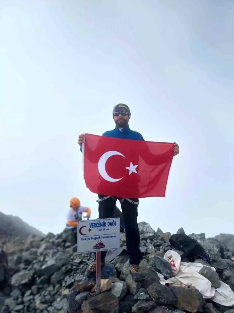 afad-ipsiz-recep-anisina-vercenik-dagi-zirvesine-tirmandi-OpJ2JT8i.jpg
