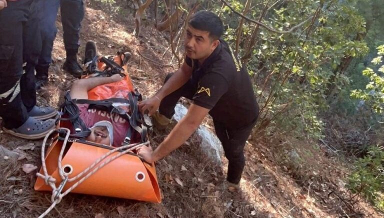 4-saatlik-operasyon-kayaliklardan-dusen-kisiyi-ekipler-kurtardi-ntFni5eu.jpg
