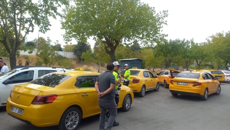 alanyada taksinin carptigi elektrikli bisikletin surucusu oldu QxJVaicV.jpg