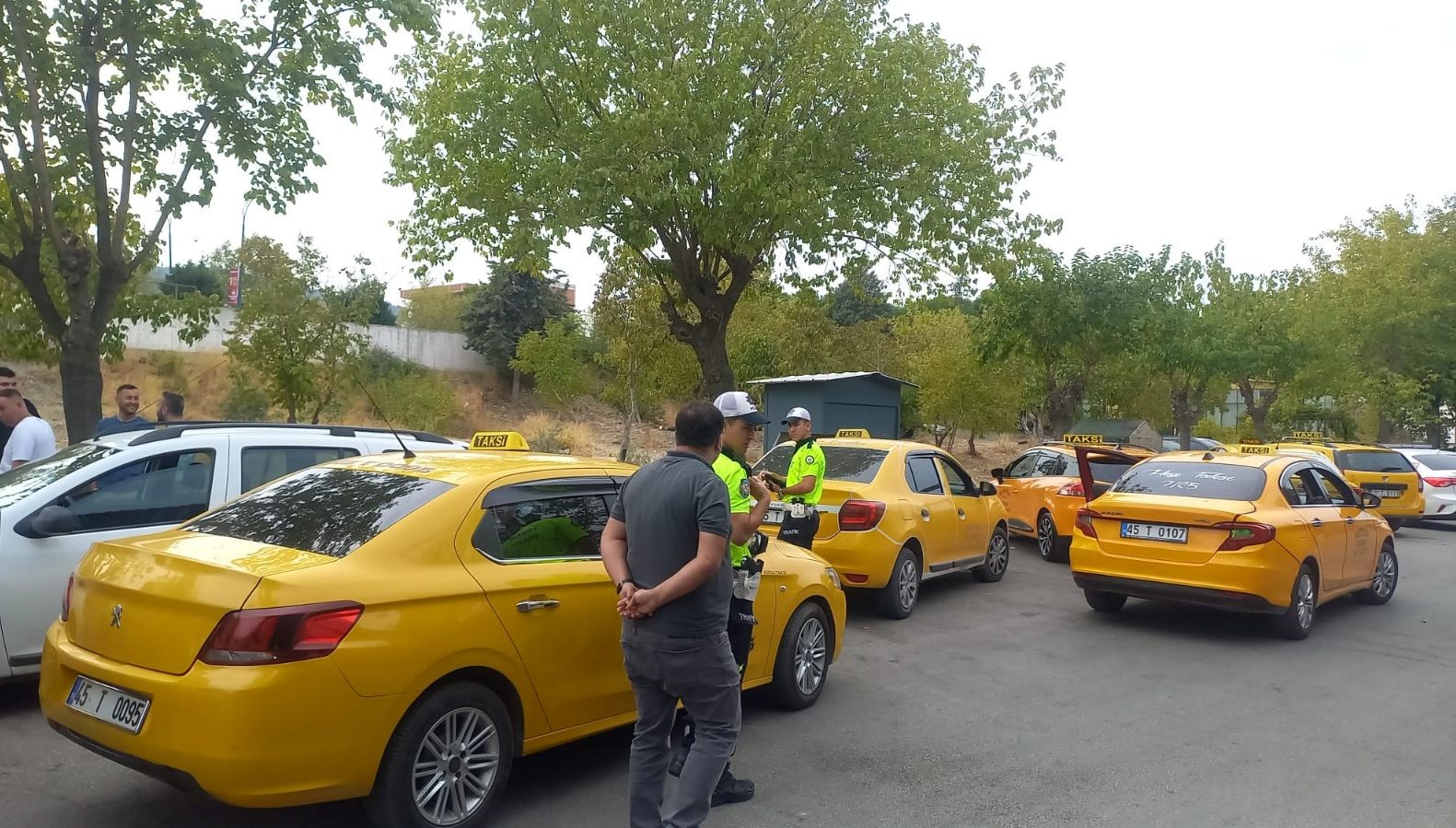 alanyada taksinin carptigi elektrikli bisikletin surucusu oldu QxJVaicV.jpg