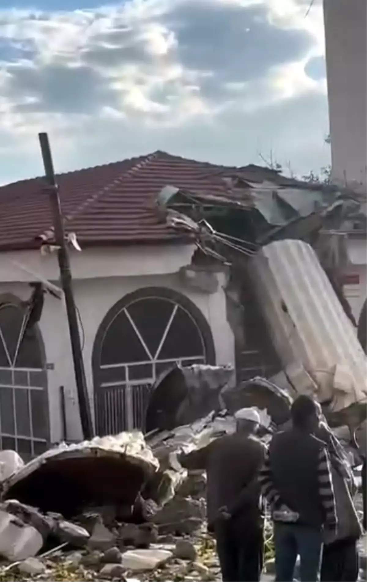 ankarada minare devrildi uThCBCJg.jpg