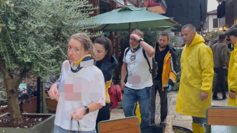 antalyada 3 kisi firtinanin etkisiyle devrilen agacin altinda kaldi zYRV7qK7.jpg