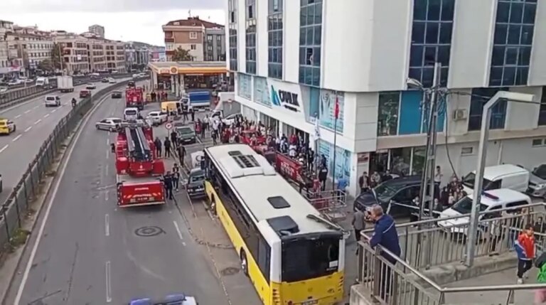 cekmekoydeki otobusun kaza ani saniye saniye kamerada iy4R2KX8.jpg