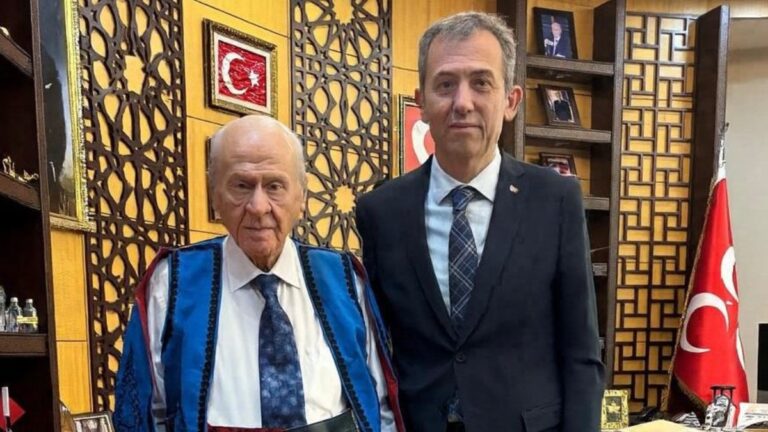 devlet-bahceli-karasar-turkmen-alevilerinin-mahalli-kiyafetleriyle-TSmICqwO.jpg