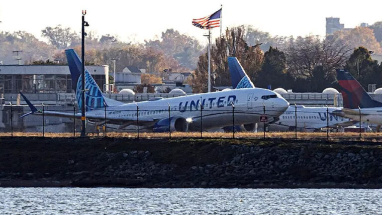 iki united airlines ucagi carpisti e6LkzxiI.jpg