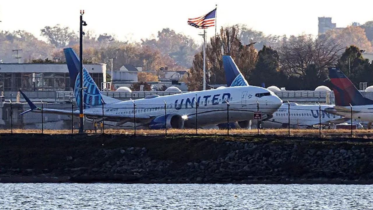 iki united airlines ucagi carpisti e6LkzxiI.jpg
