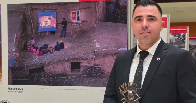 mardinli-foto-muhabir-mustafa-kilica-yilin-ozel-odulu-eIpPnInS.webp
