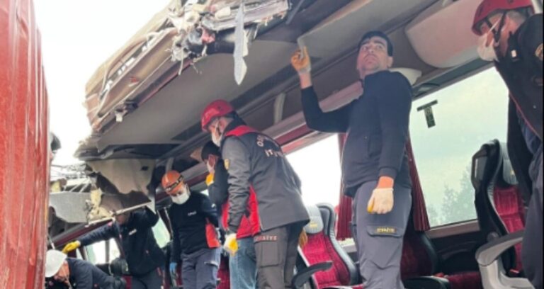 son-dakika-yolcu-otobusu-otoyolda-tira-carpti-6-olu-46N7YmU3.jpg
