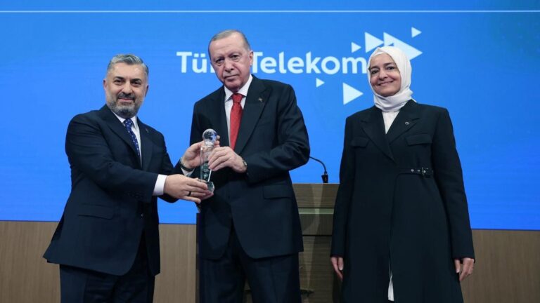 turk-telekom-dijital-erisilebilirlik-odulunun-sahibi-oldu-BYBEjufb.jpg