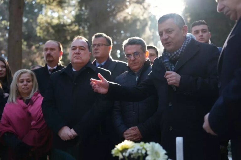 ozgur-ozel-ekicinin-mezari-ni-ziyaret-etti-2ppyEIhc.jpg