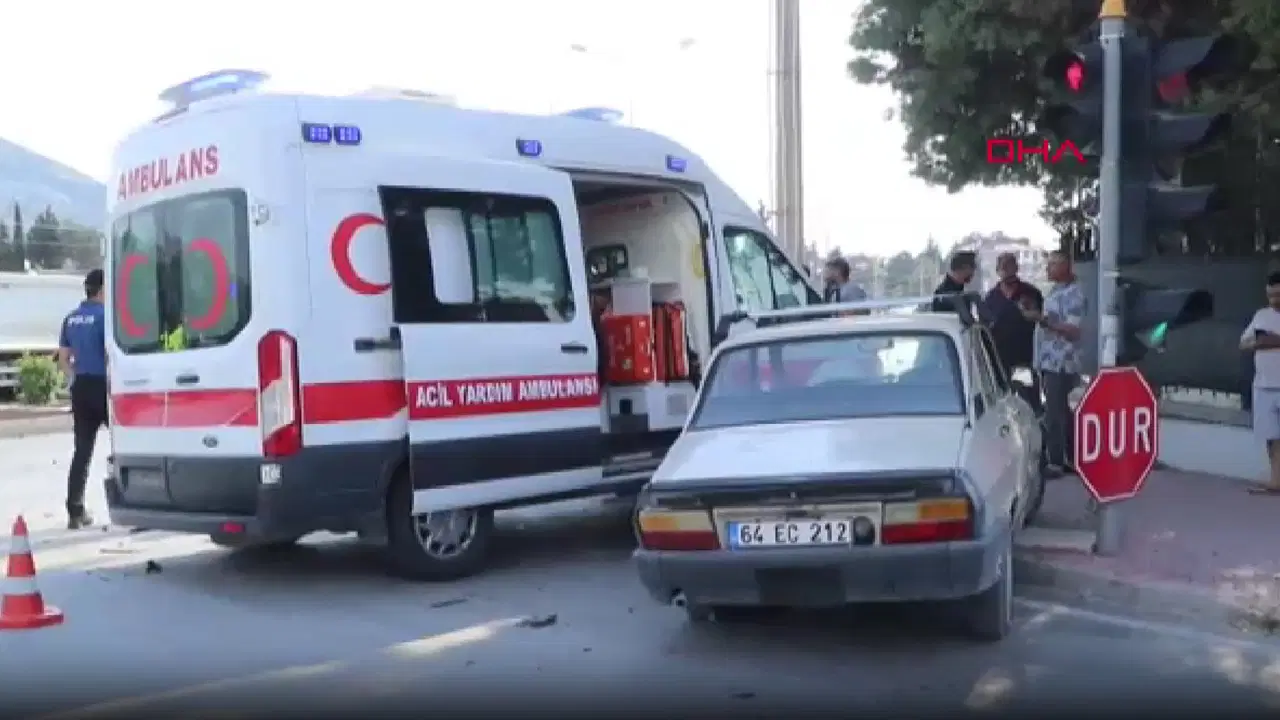 Askeri ambulans ve otomobiller carpisti 2 yarali VuSuPxwq