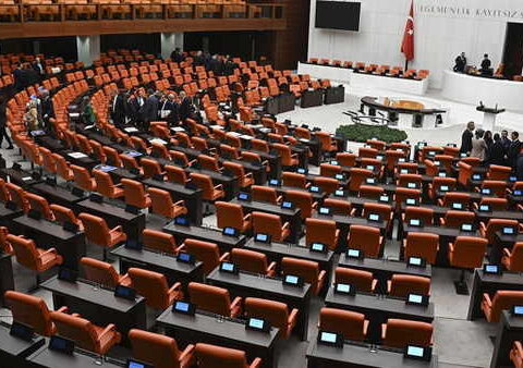 Tbmmde bu hafta genel kurulda en dusuk emekli ayligina iliskin duzenlemenin de icinde oldugu 4U8lOfF9
